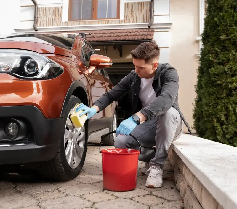 Lavage auto à domicile Saint-Jean-Delnous : professionnel intervenant sur un véhicule